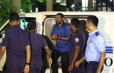 ބައްދަލުކުރާ އިރު އިމްރާން ބިޑިއަޅުވާފައި ހުންނަކަމަށް ބުނެ އަދާލަތުން ކަންބޮޑުވުން ފާޅުކޮށްފި