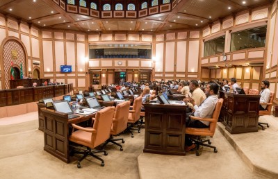 މައްސަލަ ބޮޑުވި ރިޔާސީ ކޮމިޝަންތަކުގެ ބިލަށް މާދަމާ ވޯޓަށް އަހަނީ