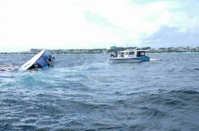 ޑިންގީއެއް ބަނޑުން ޖަހާލައި އަންހެނަކު ގެއްލިގެން ހޯދަނީ