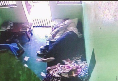 އަދީބު ޖަލުގައި ބަންދުކޮށްފައި ވަނިކޮށް ނެގި ކަަމަށް ބުނާ ފޮޓޯއެއް އާންމުވެއްޖެ