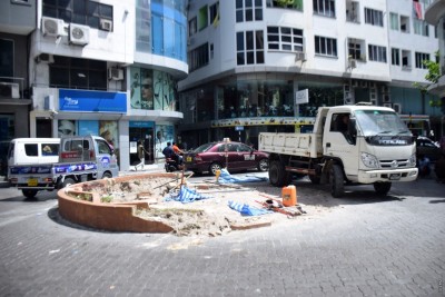 ޒަމާންވީ ގަޑިބުރު ތަޅާލައި، ކުޑަކުރަނީ