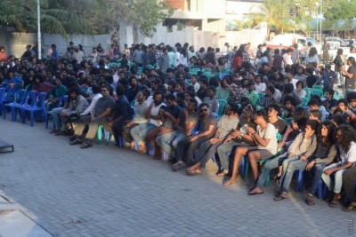 ރައީސަށް ތާއިދުކޮށް ޒުވާނުން، އެއްވެ އަޑު އުފުލައިފި