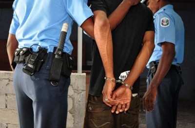 ގިނަ އަދަދެއްގެ ބަނގުރަލާ އެކު މާލެއިން ބަޔަކު އަތުލައިގެންފި