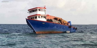 އައްޑުއަށް މުދާ ހިފައިގެން ދިޔަ ދޯންޏެއް ފަރަށް އަރައިފި