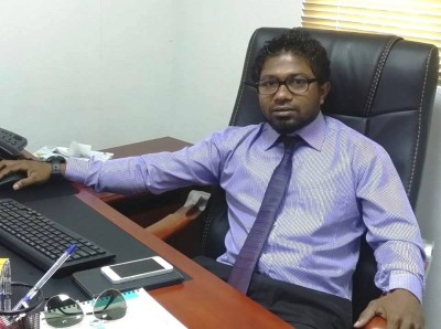 މެމްބަރު އިލްހާމްގެ ކޮއްކޮ އަކަށް ތޫނު އެއްޗަކުން ހަމަލާ ދީފި