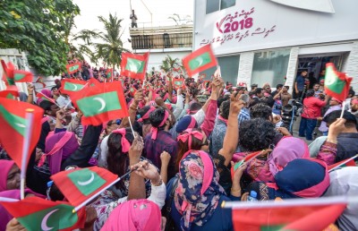 އަޑުގަދަކޮށް ކެމްޕެއިން ލަވަ ޖެހުމުން ދިވެއްސެއްގެ ކަންފަތަށް ގެއްލުން ވެއްޖެ