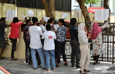 ކޮމިޝަންތަކަށް ބާރުދޭން ހުރަސްއަޅާތީ ހިތްހަމަނުޖެހުން ފާޅުކޮށްފި
