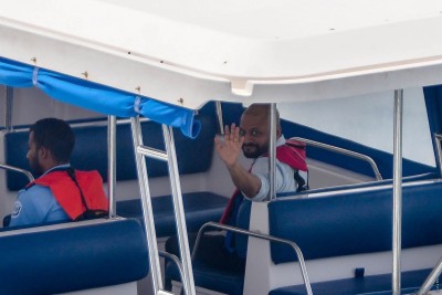 ފާރިސް ހައްޔަރުކޮށް، ދޫނިދުއަށް ގެންގޮސްފި