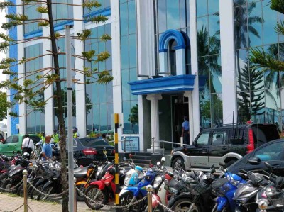 ރައީސް ޔާމީން ފުލުހުންގެ އިސްވެރިންނާ ބައްދަލު ކުރައްވަނީ