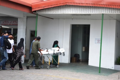 މާރާމާރީއެއް ނުހިނގާ، ޒަހަމްވީ ބިއްލޫރި މޭޒެއްގެ މައްޗަށް ވެއްޓުނު މީހެއް