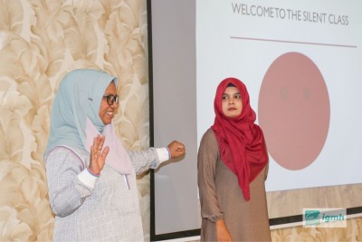 އަޑުއިވުމުން މަހްރޫމް ވެފައިވާ މީހުންނާ ވާހަކަދައްކަން އައިޖީއެމްއެޗުން ސައިން ލޭންގުއޭޖް ދަސްކުރަނީ