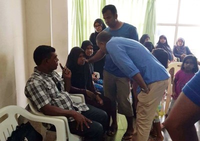 ފުލުހަކަށް ހަމަލާދިން މީހާ ޝަރީއަތް ނިމެންދެން ބަންދުކޮށް، ކުޑަކުއްޖާ ދޫކޮށްލައިފި