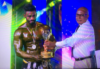 މި ހުރީ ރާއްޖޭގެ އެންމެ ރީތި ފިރިހެނާ، ނަމަކީ މުހައްމަދު ޔާމީން