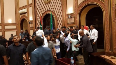 ސިފައިންނާ މެދު މާރާމާރީ ހިންގި ކަމަށް ބުނެ އިނދިކޮޅު މެންބަރުންތަކެއްގެ މައްސަލަ ތަހުގީގު ކުރަނީ