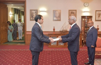 އިންޑިއާގެ އާ ސަފީރުގެ މަގާމުގެ ފަތްކޮޅު ރައީސަށް އަރުވައިފި