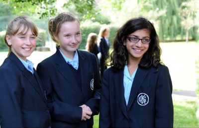 އިނގިރޭސިވިލާތުގެ ހުރިހާ ސާނަވީ ސްކޫލްތަކަށް ހިލޭ ޕެޑް ފޯރުކޮށްދޭ ސްކީމެއް ފަށަން ނިންމައިފި