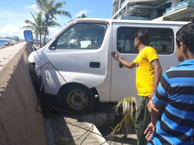 ވޭނެއް ކޮންޓްރޯލް ނުވެގެން ގޮސް ބޭރު މަގުގެ ތޮށިގަނޑަަށް އަރައިފި