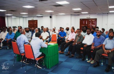 ޝެއިހުންނާ އެކު ޒުވާނުން ކޮފީ މޭޒަށް