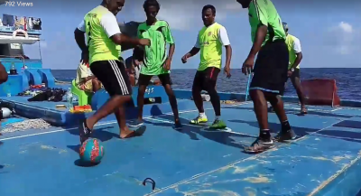 ގެމަނަފުށި މަސްވެރިން ދޯނިމަތީގައި އެކުޅެނީ ފުޓްސަލް، މަޖަލެއް ނޫންތަ؟!