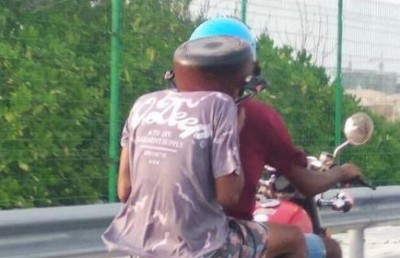 ހެލްމެޓްގެ ބަދަލުގައި ބޮލުގައި ތެއްޔެއް އަޅައިގެން ބްރިޖުން ދަތުރުކުރި މީހަކު ހުއްޓުވައިފި