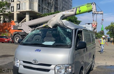 ހުޅުމާލޭގައި ނުރައްކާތެރި އެކްސިޑެންޓެއް، ކްރޭނެއްގެ ބުޅިގަނޑު ވޭނެއްގެ ތެރެއަށް!