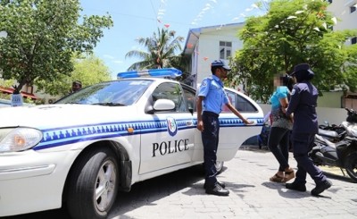ފުލުސް އޮފިސަރަކު ޔުނިފޯމު ނާޅާ ހުރެ މީހަކު ހައްޔަރު ކުރުމުން ކޯޓުން ދޫކޮށްލައިފި