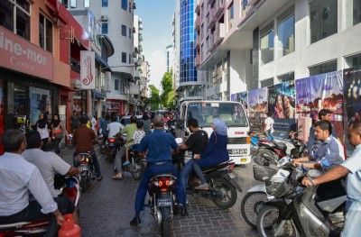 ޓެކްސީއެއްގެ ފުރޮޅު ދަށުވެ މީހެއްގެ އިނގިލި ޗިސްވެއްޖެ