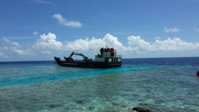ކެންދޫ ބަނދަރު ހެދުމަށް ގެންދިޔަ އެކްސްކަވޭޓަރެއް ހިފައިގެން ދިޔަ ޓަގް ބޯޓް ފަރަށް އަރައިފި