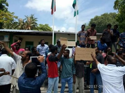ކަރަންޓު ކެނޑޭތީ ޅޮހީ ރައްޔިތުން މަގުމައްޗަށް، ފެނަކައިން ބުނަނީ މައްސަލަ ހައްލު ކުރެވިއްޖެ ކަމަށް