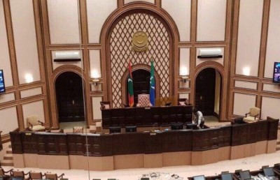 މަޖިލީހުގެ ރިޔާސަތު މޭޒު ވަށައިގެން ލަކުޑި ފެންސެއް ޖަހައިފި