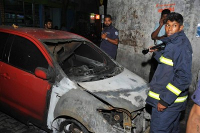 ޝަހީދު އަލީ މިސްކިތް ކައިރީގައި އޮތް ކާރެއްގައި ރޯކޮށްލައިފި