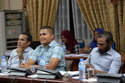އަތޮޅު ތެރޭގެ ކަރަންޓުގެ އަގު ބޮޑުވާ މައްސަލަ ބަލަން ސަރުކާރު މެންބަރުން ވެސް ތާއިދު
