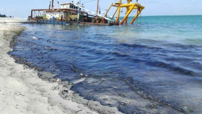 ކޮންނަ ބޯޓެއް އަޑިއަށްގޮސް މުލީ ފަޅުތެރޭގެ ބޮޑު ސަރަހައްދަކަށް ތެޔޮ ފެތުރިއްޖެ