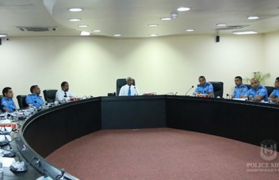 ރައީސް، ފުލުހުންގެ އިސްވެރިންނާ ބައްދަލުކުރައްވައިފި