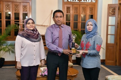 ސޭސްގައި ރާއްޖެއަށް ލިބުނު "ބެސްޓް ކަންޓްރީ" އެވޯޑް ރައީސްއަށް އަރުވައިފި