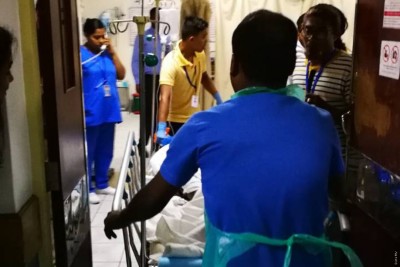 މާލޭގެ ކެފޭއެއް ތެެރެއިން ވަޅި ހަރާ ޒަހަމްކޮށްލި ޒުވާނާގެ ހާލު ރަނގަޅު: އާއިލާ