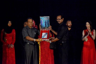 ''ނޭދެން ވަކިވާކަށް'' ޕްރިމިއަރކޮށްފި، ބެލުންތެރީން ބުނަނީ ''ރަނގަޅު'' ކަމަށް!