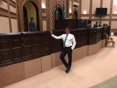 ރިޔާސަތު މޭޒު ވަށައިގެން ޖަހާފައިވާ ލަކުޑި ފެންސުގެ މޭސްތިރިއަކީ މޫސަ: ނިހާން