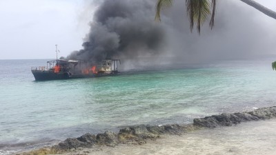 ކެންދޫ ފަޅު ތެރޭގައި އޮތް ތެޔޮ ބޯޓެއްގައި ރޯވެ އަނދައިފި