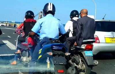 ޑިޕްލޮމެޓިކް ސައިކަލެއްގައި ހެލްމެޓް ނާޅައި ބްރިޖުން ދަތުރުކުރި މައްސަލައެއް ފެންމަތިވެއްޖެ