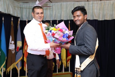 ދ. އަތޮޅު މަދަރުސާގެ އެންމެ މޮޅު ދަރިވަރުންނަށް ހާނީ އަދި އަޒްމީ