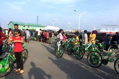 ބައިކް މޯލްޑިވްސްއާ ނެސްލޭ ގުޅިގެން 100 ކުއްޖަކަށް ބައިސްކަލް ހަދިޔާކޮށްފި