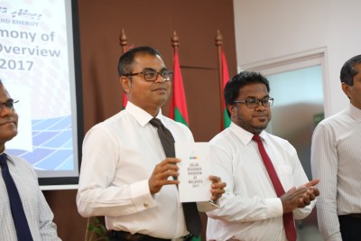 ރާއްޖޭގެ އަވީގެ ހަކަތައާ ބެހޭ މައުލޫމާތު ހިމެނޭ ފޮތެއް ނެރެފި