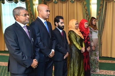 މައުމޫނަށް މަލާމާތްކޮށް ފޮޓޯ އާންމުކުރުން: ބްރޯޑްކޮމުން ބުނީ އެއީ ތެދު ހާމަކުރުން ކަމަށް!؟