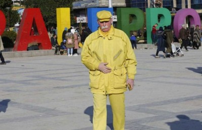 ރީނދޫ ކުލައިން ނޫނީ މި މީހާ ހެދުމެއް ނާޅާ