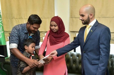 ފަސް އަހަރުގެ ހާފިޒަށް ސައުދީން 1000 ޑޮލަރާއި ސްކޮލަޝިޕެއް