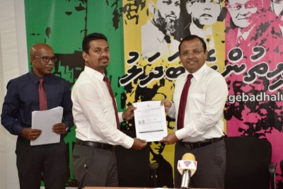 ހެލްތުގެ ސީނިއާ ޕޮލިސީ އެގްޒެކެޓިވްގެ މަގާމުގައި ހުރި ހަމީދު ޖޭޕީއަށް ސޮއި ކޮށްފި