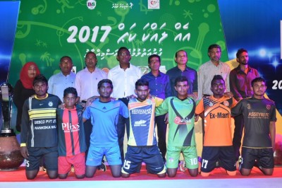 އެއް ލައްކަ ކަޕްގެ ގުރުނަގައިފި