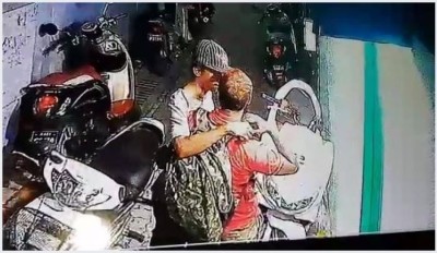މީހެއްގެ ކަރުގައި ވަޅި ޖައްސައިގެން ފޭރެން އުޅެފި