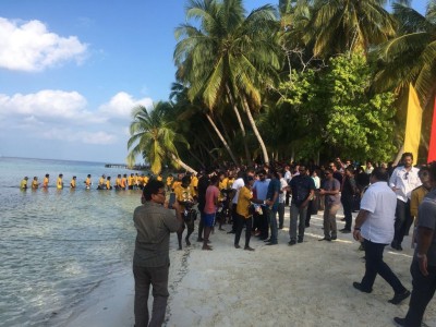 އިދިކޮޅު ބޮޑު ޖަލްސާއަށް މަގޫދުއަށް ފަތާފައި ދަނިކޮށް މީހަކު މަރުވެއްޖެ